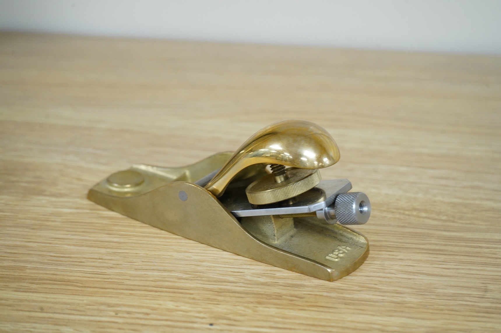 Two boxed Lie Nielsen Toolworks block planes; a bronze low angle block plane (L-N 102), together with a bronze standard block plane (L-N 103)